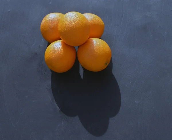 Cinco Naranjas Encuentra Una Mesa Madera — Foto de Stock