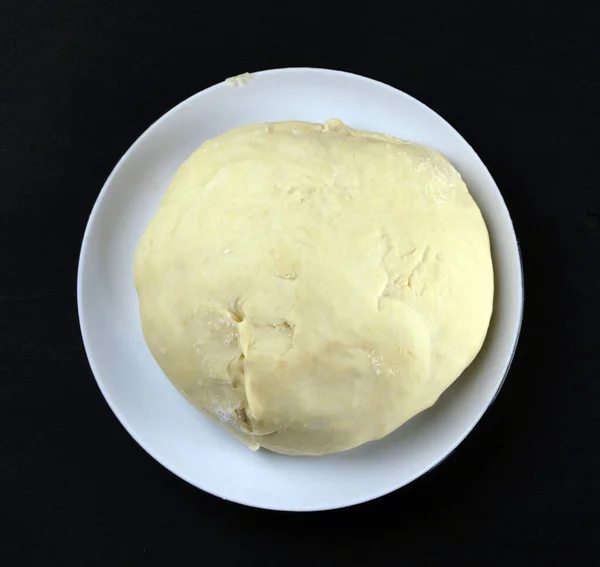 Świeże Ciasto Pieczenia Leży Talerzu — Zdjęcie stockowe