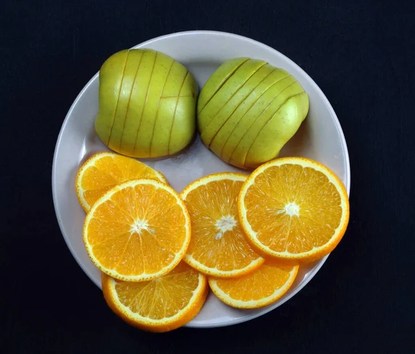 Plato Con Rodajas Manzanas Naranjas Está Sobre Mesa — Foto de Stock