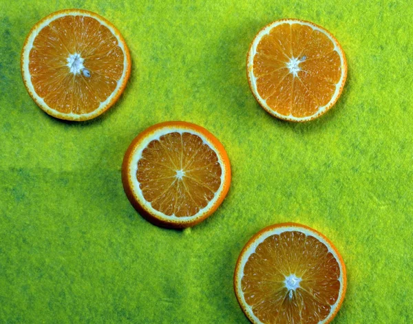 Rodajas Rodajas Naranja Encuentran Sobre Fondo Amarillo —  Fotos de Stock