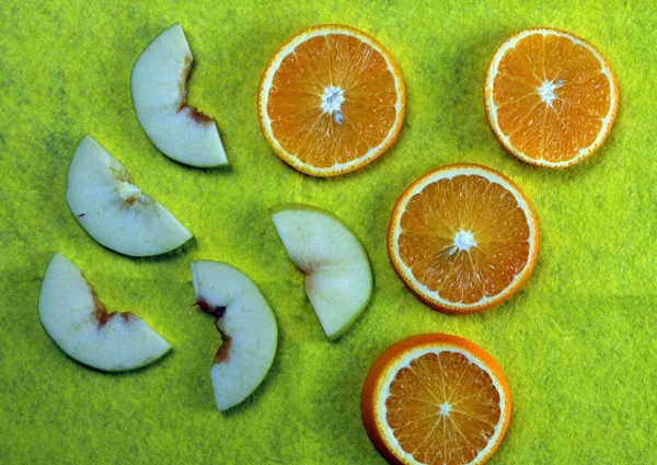 Rodajas Manzanas Naranjas Están Sobre Mesa —  Fotos de Stock