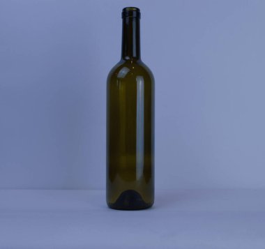 Bir şişe beyaz şarap mavi arka planda duruyor.