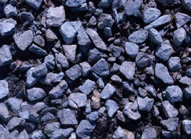 Yerde yatan küçük taşlardan oluşan gri arkaplan