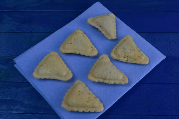 Triangulär Cookie Ligger Ett Blått Träbord — Stockfoto