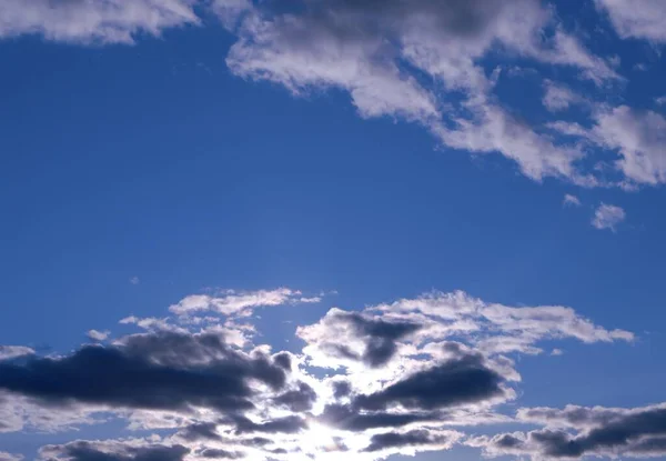 Gyönyörű Tiszta Fehér Kék Felhőkkel — Stock Fotó
