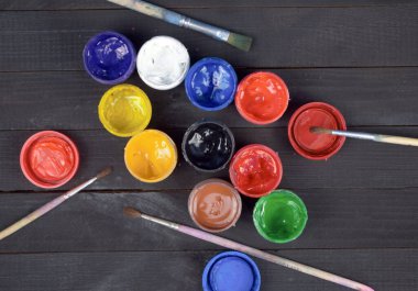 gouache seti siyah arkaplan üzerine kurulur