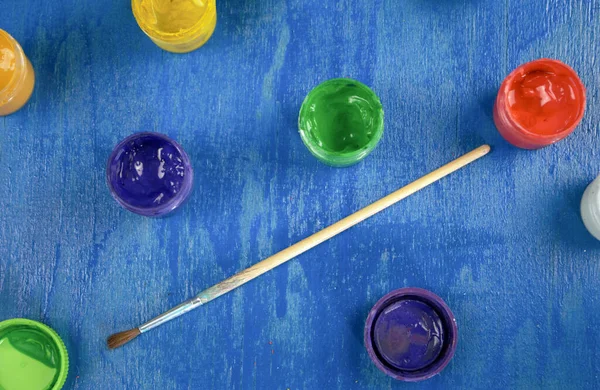 Latas Con Gouache Cepillos Encuentran Sobre Fondo Madera Azul — Foto de Stock