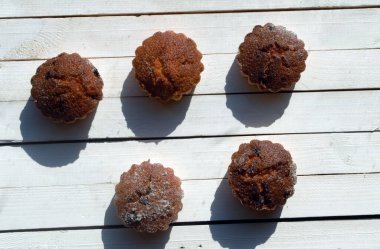 Beyaz arka planda taze ev yapımı kurabiyeler var.