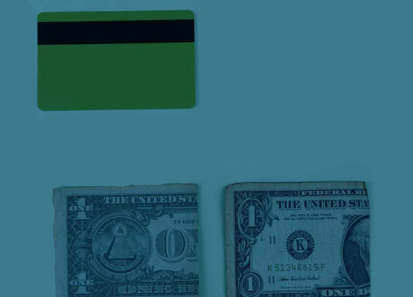 Bankkarte Und Zwei Banknoten Liegen Auf Dem Tisch — Stockfoto