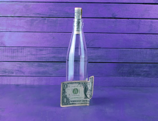 Botol Kosong Dan Dolar Tagihan Berdiri Atas Meja — Stok Foto