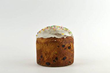 Taze ve yumuşak Paskalya pastası beyaz bir arka planda yatıyor.