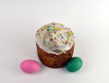 Paskalya pastası ve iki boyalı yumurta masada yatıyor.