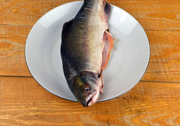 Salmone Rosa Fresco Saporito Trova Piatto Uno Sfondo Legno — Foto Stock