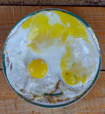 Taze ev yapımı yumurtalar masanın üzerinde duruyor.