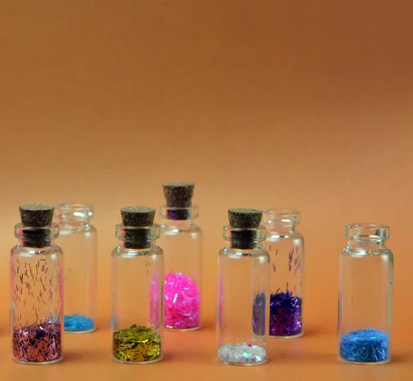Красиві Маленькі Пляшки Глянцями Стоять Коричневому Фоні — стокове фото