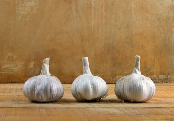 Witte Knoflook Ligt Een Prachtige Houten Achtergrond — Stockfoto