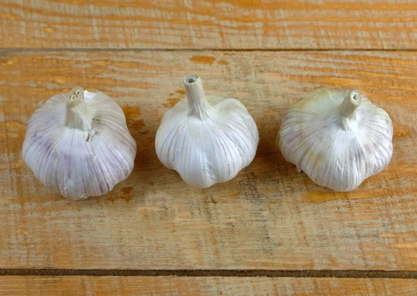 Mooie Knoflook Ligt Een Gele Houten Tafel — Stockfoto