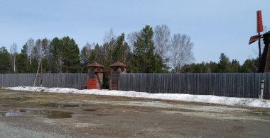 Eski ahşap kapı ormanın yakınındaki doğada duruyor.