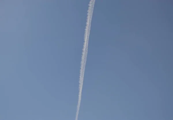 Coretan Putih Terletak Langit Yang Cerah — Stok Foto