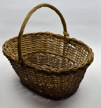 Beyaz arka planda güzel bir hasır sepet.