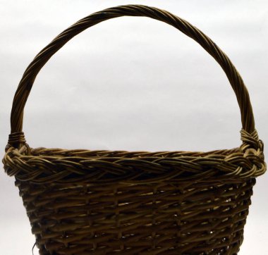 Hasır sepet beyaz arka planda duruyor