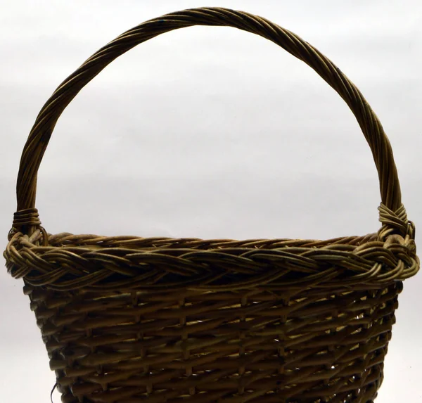 Hasır sepet beyaz arka planda duruyor