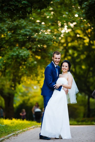 Brides namiętnym uścisku w ogrodzie — Zdjęcie stockowe