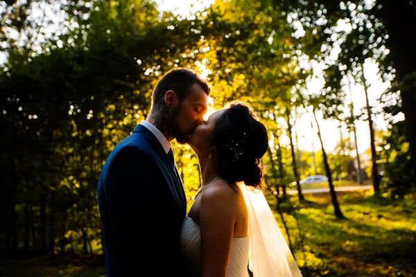 Casamento beijos na natureza — Fotografia de Stock