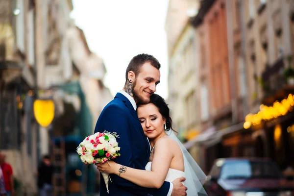 Boldog menyasszony átölelve a város utcáin — Stock Fotó