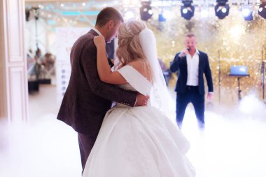 parti harika ışık ve atmosferi ile zarif restoranda düğün gelinler