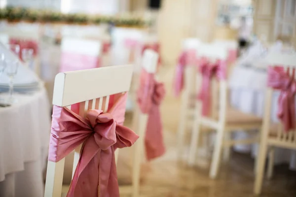 Ceintures de chaise en satin de soie rose Ceinture d'arc pour mariage et événements — Photo