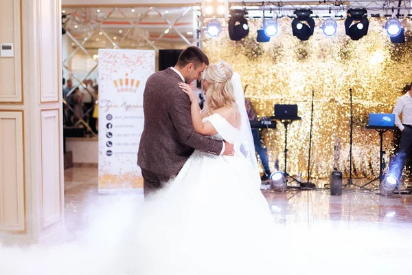 Hochzeitsfeier der Bräute im eleganten Restaurant mit wunderbarem Licht und Atmosphäre — Stockfoto