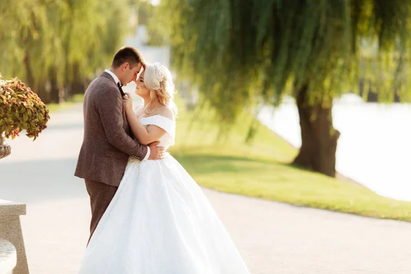 Just married loving hipster couple in wedding dress and suit on green field in a forest at sunset. happy bride and groom walking running and dancing in the summer meadow. — 스톡 사진