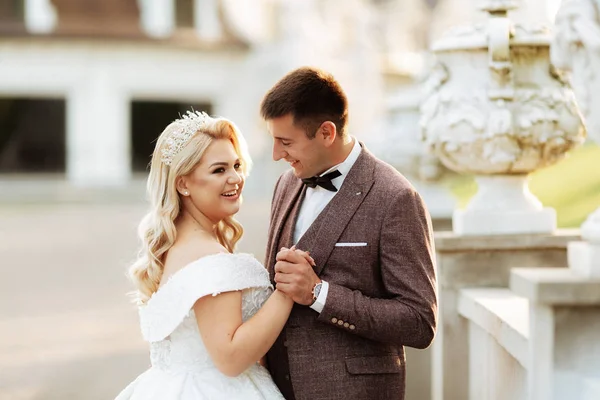 세련 된 아름 다운 행복 한 신부 및 신랑, 결혼식 축 하 — 스톡 사진