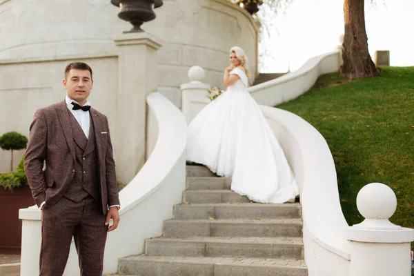 Elegante bella sposa felice e sposo, celebrazioni di nozze — Foto Stock