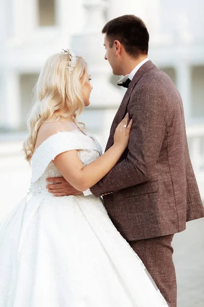 Full length body portrait of young bride and groom running on green grass of golf course, back view. Happy wedding couple walking through golf course, copy space — 스톡 사진