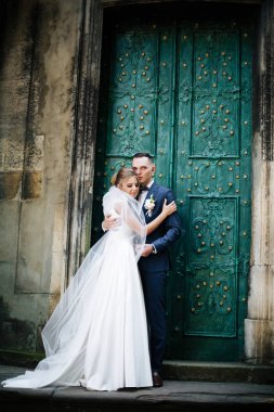 Düğün günü, baba kucaklaması, beyaz elbise.