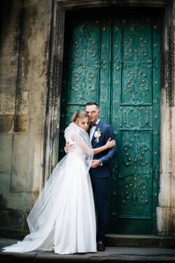 Yeşil kapının önünde.