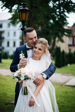 Düğün gününde gelin ve damat bahar doğasında dışarıda yürüyor. Gelin çifti, Yeşil Park 'ta kucaklaşan mutlu yeni evli kadın ve erkek. Dışarıda sevgili bir çift var. Gelin ve damat