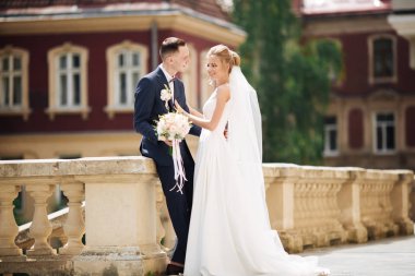 Gelin ve damat şehirde düğün gününde. Düğün seremonisinden sonra düğün çifti.