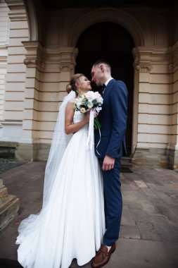 Gelin ve damat şehirde düğün gününde. Düğün seremonisinden sonra düğün çifti.