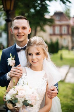 Düğün kemerinin altında mutlu gelin ve damat