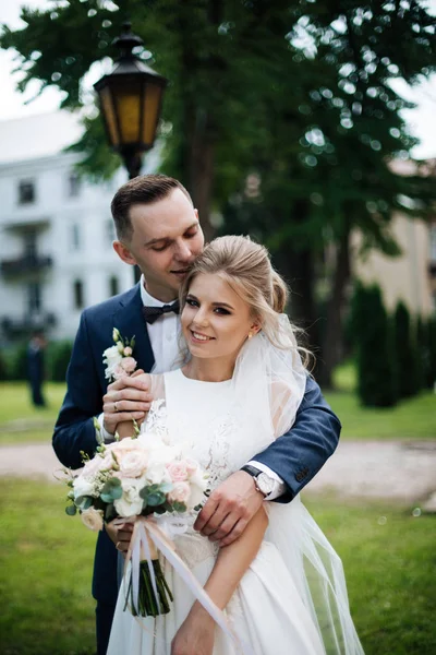 Sinnliches Porträt eines jungen Paares. Hochzeitsfoto im Freien — Stockfoto