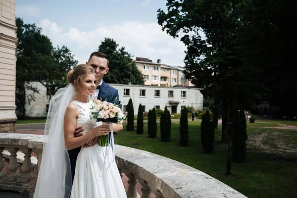 Sinnliches Porträt eines jungen Paares. Hochzeitsfoto im Freien — Stockfoto