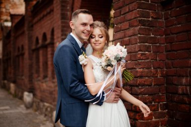 Gelin ve damat şehirde düğün gününde. Düğün seremonisinden sonra düğün çifti.