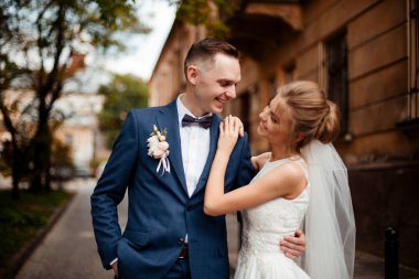 Gelin ve damat şehirde düğün gününde. Düğün seremonisinden sonra düğün çifti.