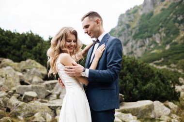 Düğünlerinde mutlu gelin ve damat. Parkta yeni evliler. Mutlu bir çift. Düğün fotoğrafı. Birbirine aşık çift.