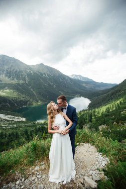 Düğün kemerinin altında mutlu gelin ve damat