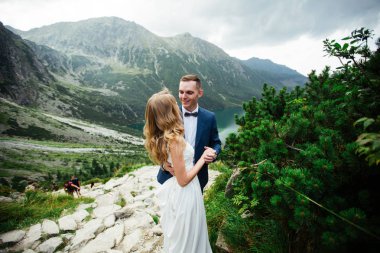 Düğünlerinde mutlu gelin ve damat. Parkta yeni evliler. Mutlu bir çift. Düğün fotoğrafı. Birbirine aşık çift.