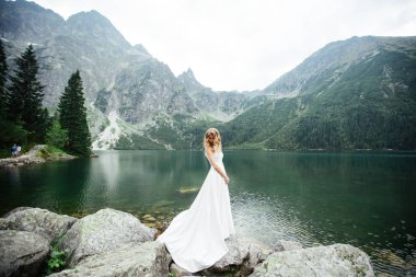 güzel gelin düğün çiçek kokulu, gelinlik çekici kadın. mutlu yeni evli bir kadın. gelin düğün makyaj ve saç modeli ile. Gelin gülümseyen. düğün günü. çok güzel bir gelin. evlilik.